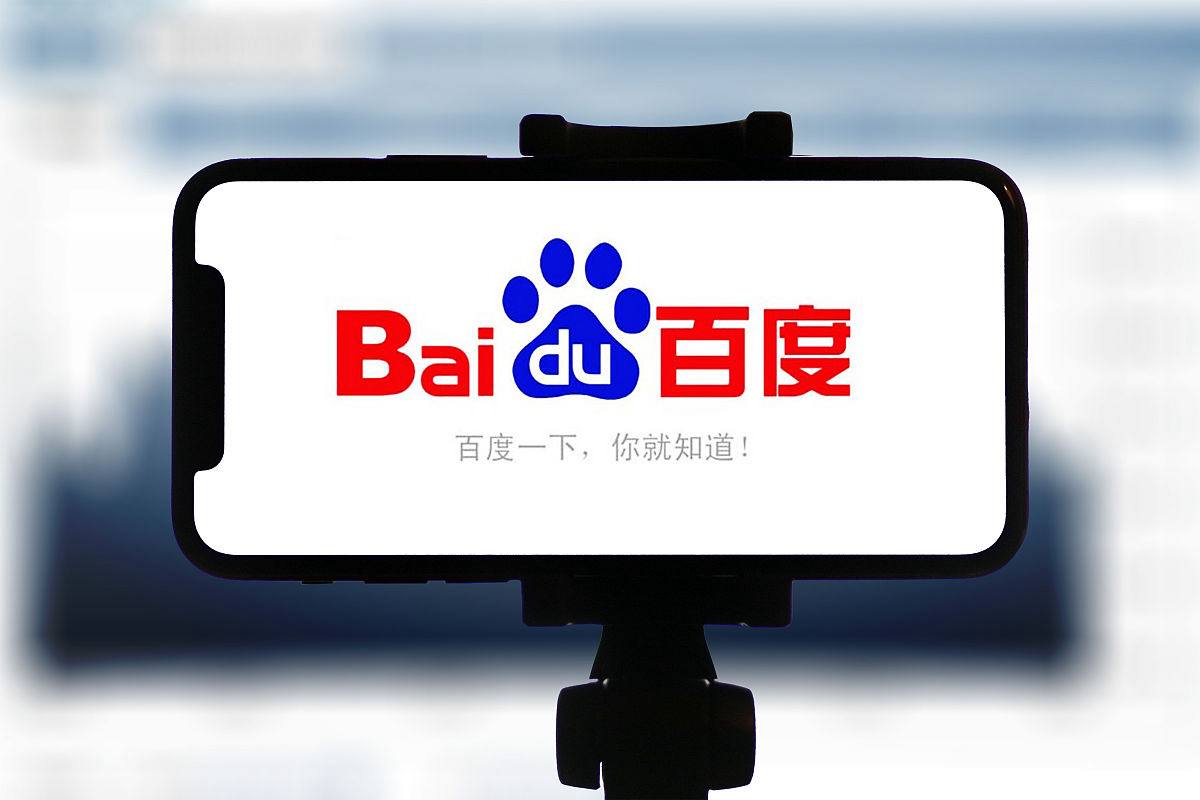 男孩因不给买新手机商场撒泼